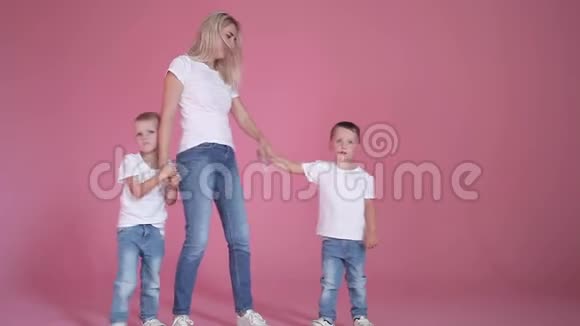 漂亮的金发妈妈和两个快乐的儿子视频的预览图