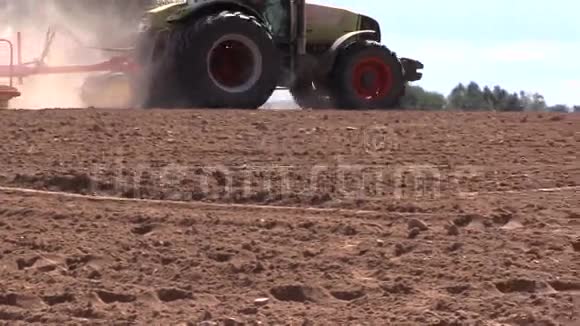 拖拉机在野外工作播种的时间种植农作物视频的预览图