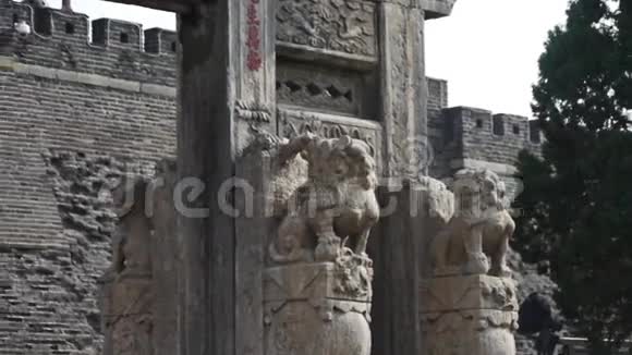 古城门前的中国石拱和石狮视频的预览图