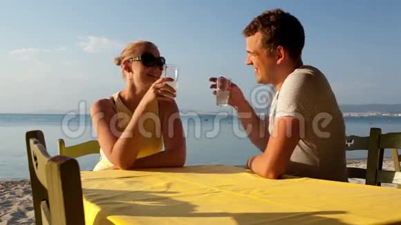 年轻夫妇在海边喝酒视频的预览图