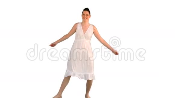穿着白色裙子跳舞的漂亮模特视频的预览图
