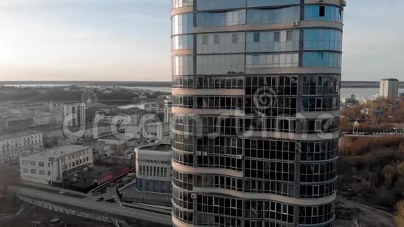 高层玻璃商务楼航拍视频的预览图