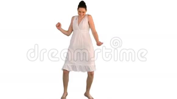 穿着白色裙子跳舞的漂亮年轻模特视频的预览图