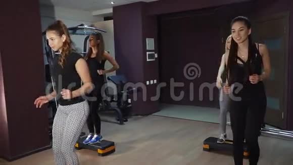 女艺术家在健身房训练镜子里有锻炼设备视频的预览图