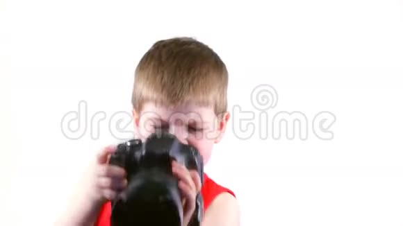 带着相机的小男孩视频的预览图