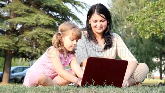 孩子和女孩在笔记本电脑上打字视频的预览图