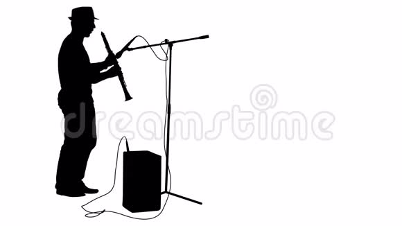 剪影音乐家演奏单簧管白色屏幕录像4k动画视频的预览图