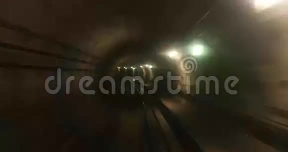 在地铁隧道里快速移动视频的预览图