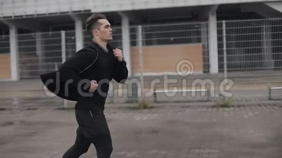 有魅力的年轻人在户外慢动作雨天心脏锻炼健康的生活方式跑步视频的预览图