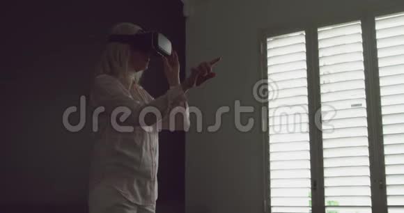 高级女性在VR耳机视频的预览图