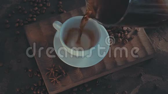 一杯热咖啡在乡村木制背景上烤豆视频的预览图