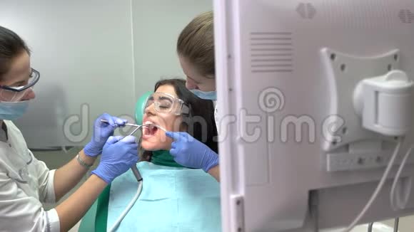 两名牙科医生和病人视频的预览图