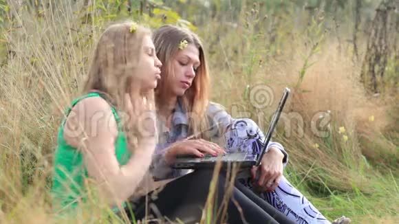 户外笔记本电脑的女性朋友视频的预览图