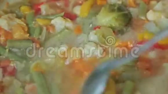美味的五颜六色的蔬菜视频的预览图