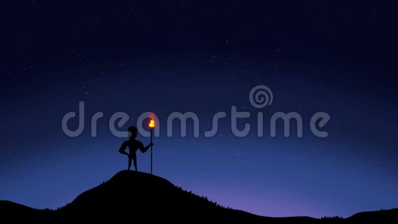 男子手持火炬在山上的夜间矢量动画视频的预览图