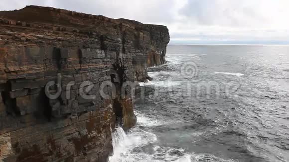 在苏格兰奥克尼巨浪撞击海崖视频的预览图
