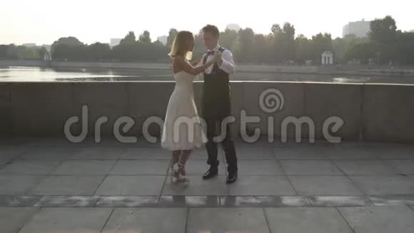 新婚夫妇表演一支优雅的舞蹈视频的预览图