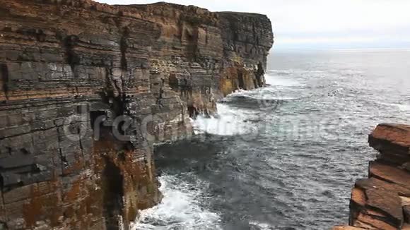大浪撞击奥克尼的岩石悬崖视频的预览图