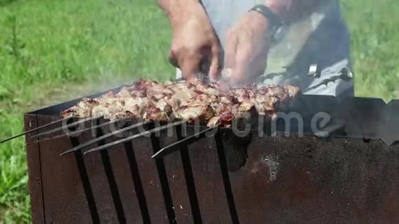 露天烧烤多汁的肉在烤架上热煤和烟雾视频的预览图