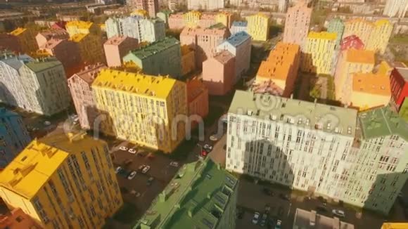 在欧洲城市4KUHD空中飞越舒适多彩的建筑视频的预览图