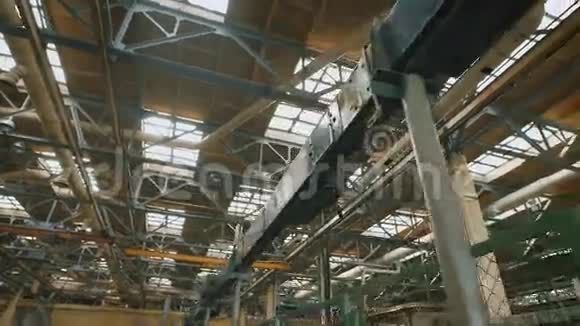 生产前提与高吊顶许多金属结构通风管道用于建筑施工大人物视频的预览图