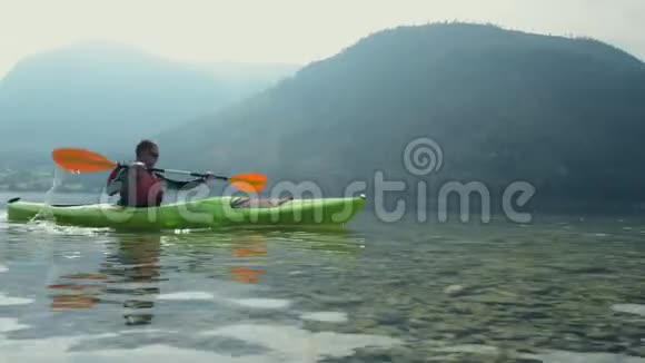 在风景优美的湖面上进行独木舟之旅视频的预览图