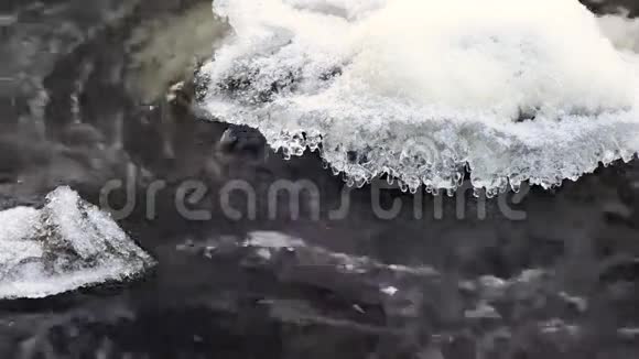 河水流过岩石寒冷的冬天视频的预览图
