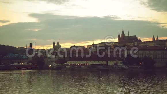 捷克共和国布拉格市夜景全景城堡和伏尔塔瓦河为著名的旅游观光地标视频的预览图