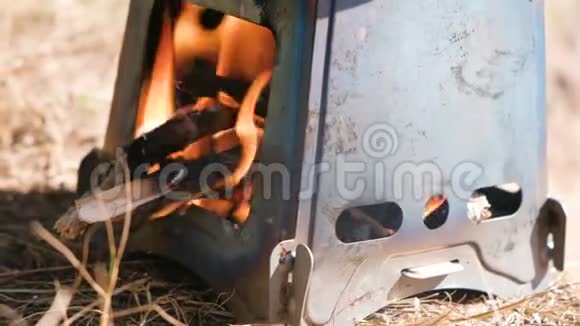 室外树林的金属炉炉里着火视频的预览图
