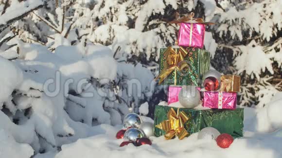 白雪覆盖的森林里的圣诞礼物新年主题视频的预览图