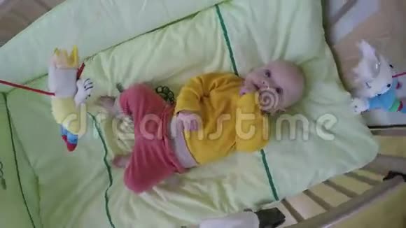 可爱感兴趣的宝宝看旋转木马玩具4K视频的预览图