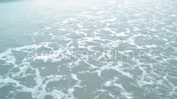 泰国普吉岛邦陶海滩上的海浪视频的预览图