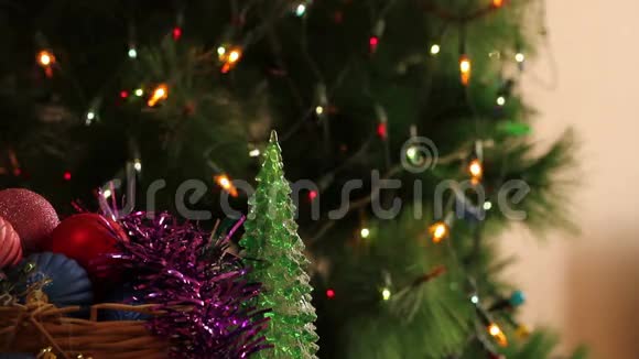 有花环的圣诞球和冷杉树视频的预览图