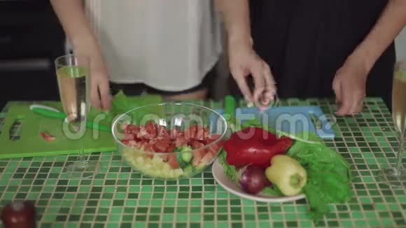 女人在厨房烹饪食物和谈论健康的食物近镜头视频的预览图