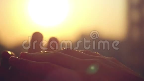 在夕阳的城市背景下新郎在新娘的手指上滑动戒指1920x1080视频的预览图