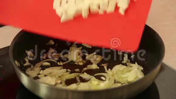 厨师用锅炖切碎的蔬菜视频的预览图