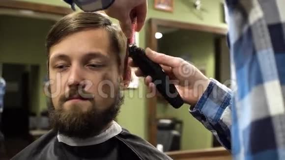理发店里理发师理发理发店里留着漂亮的胡子视频的预览图