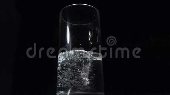 水倒在玻璃杯里视频的预览图