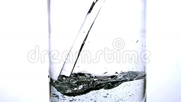 水被倒进玻璃杯里视频的预览图