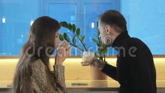 两个年轻人在咖啡馆里喝咖啡视频的预览图