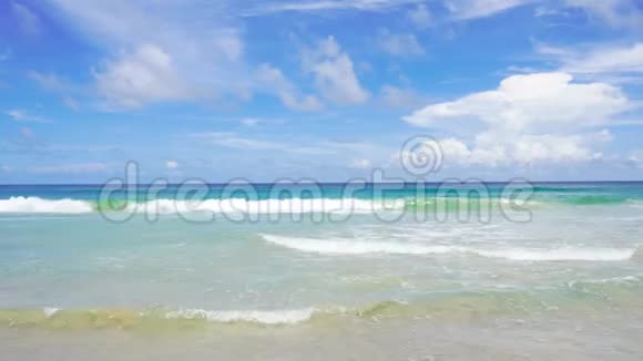 海岸沙滩海洋自然在夏日阳光下4KUHD视频剪辑视频的预览图