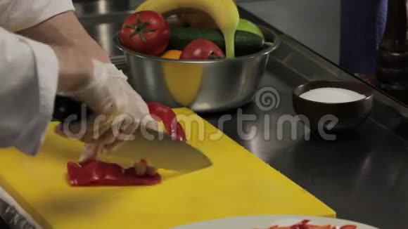 厨师细切红铃椒视频的预览图