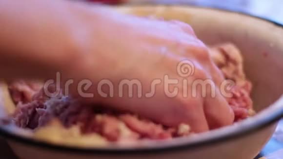 在家里把肉末和蔬菜混合物用钳子夹起来视频的预览图