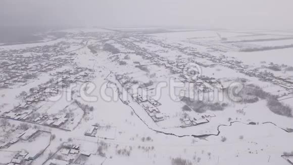 照相机飞过俄罗斯白雪覆盖的城市视频的预览图
