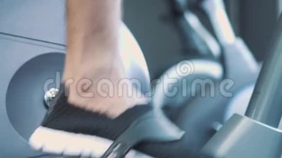 年轻有魅力的人骑着健身车在健身房里骑自行车视频的预览图