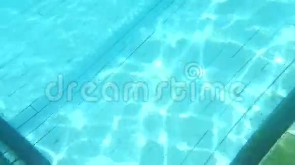 泳池里的蓝色水波荡漾的高清水视频的预览图