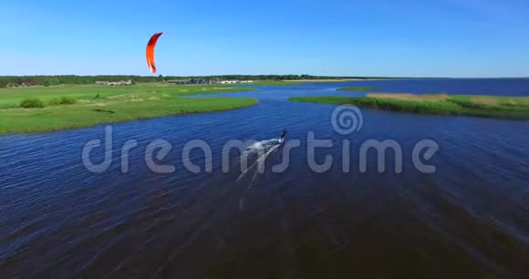 自由式风筝冲浪极限运动鸟瞰图视频的预览图