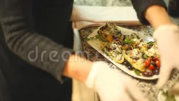 厨师在上菜前装饰一顿饭视频的预览图