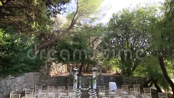 在树林里参观婚礼蒙山别墅米洛克视频的预览图