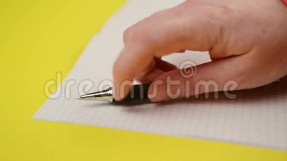 女人在笔记本上写笔记用手有选择地合上稳定的镜头视频的预览图
